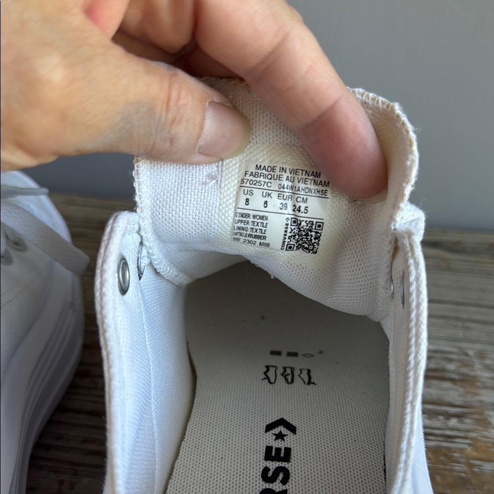 Converse White Sneakers Minimalist Design - Picture 5 of 7